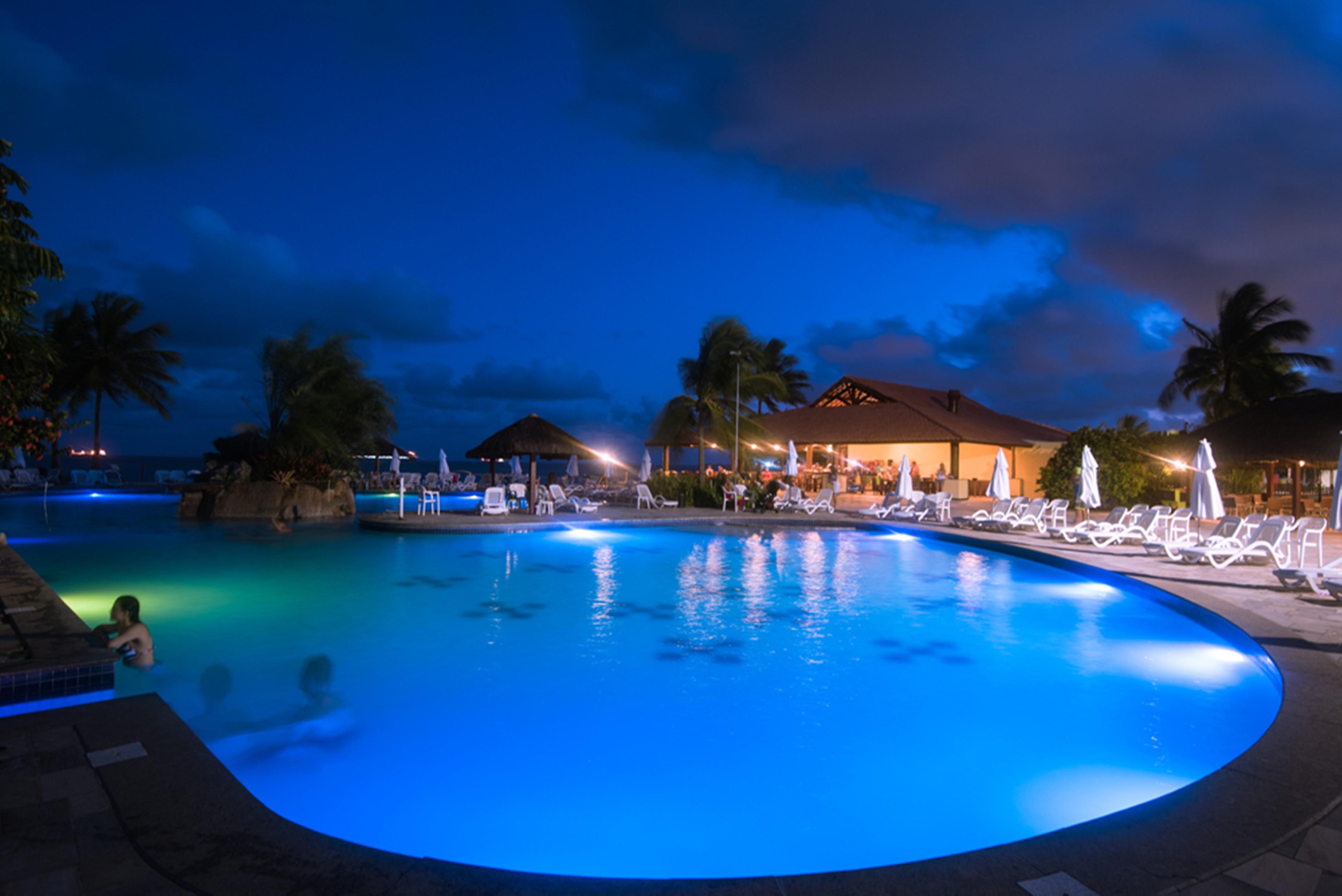 Vila Gale Cabo Cabo de Santo Agostinho Eksteriør bilde The swimming pool at night